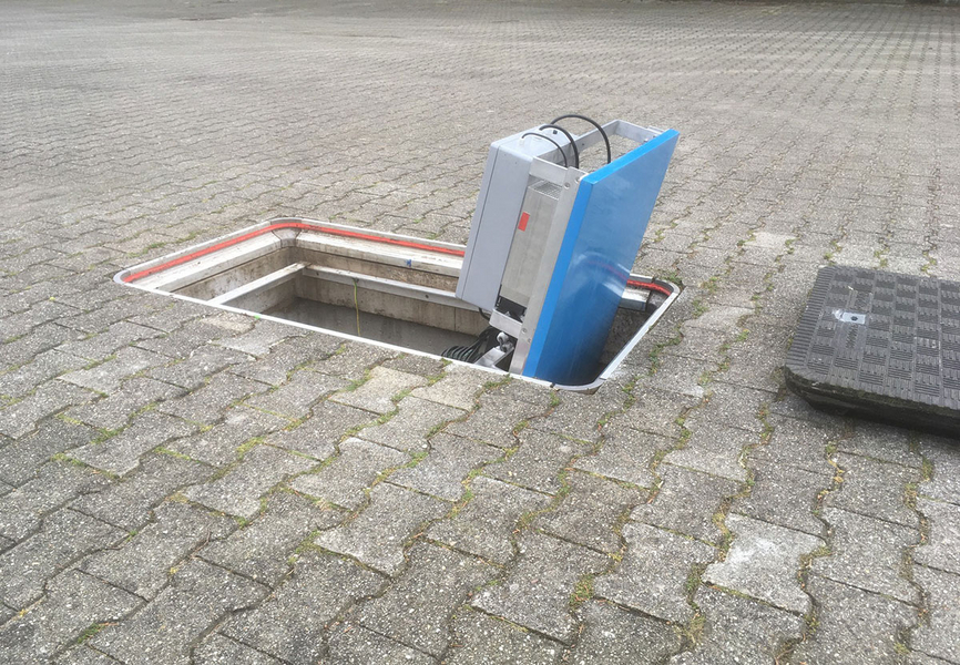 Zur Wartung geöffnete GFK-Schachtabdeckung