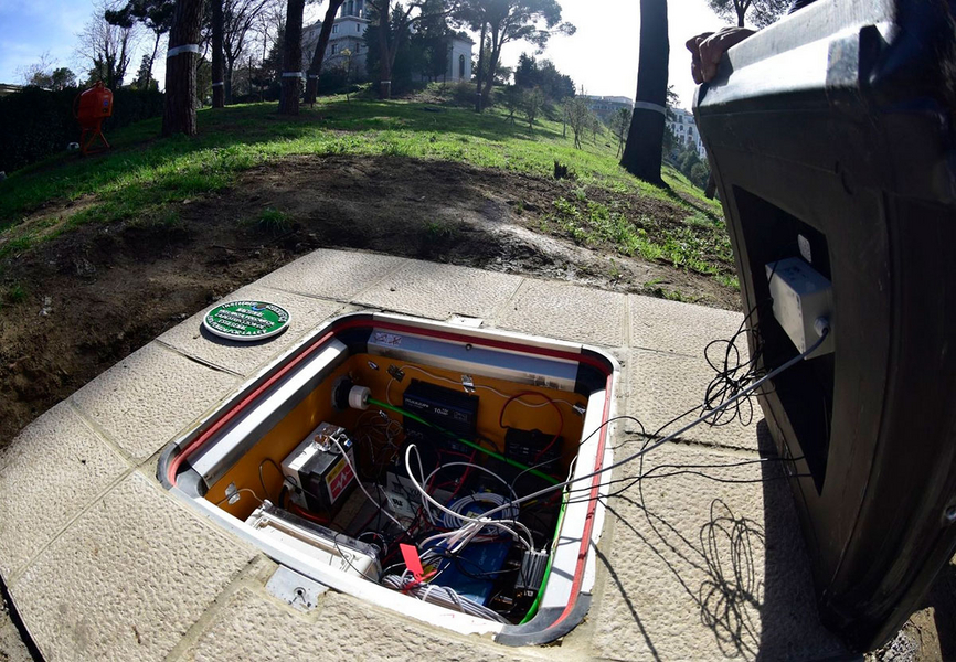 Schachtabdeckung „FL60RF“ mit bereits vorgefertigten Raum für den Einsatz einer zusätzlichen Sendeantenne im Schachtdeckel
