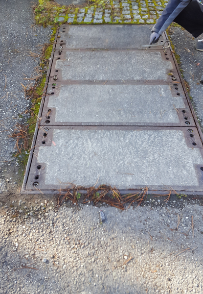 Alte Schachtabdeckungen Betonguss