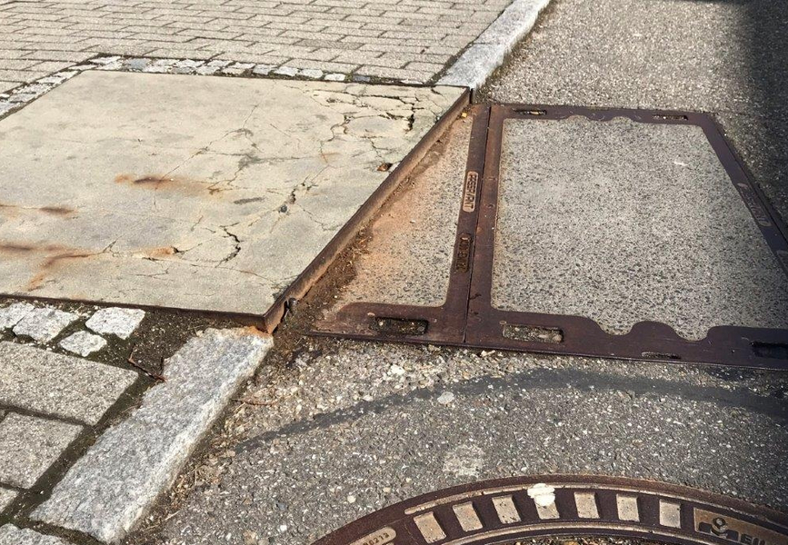 Schadhafter Beton bei Schachtabdeckung