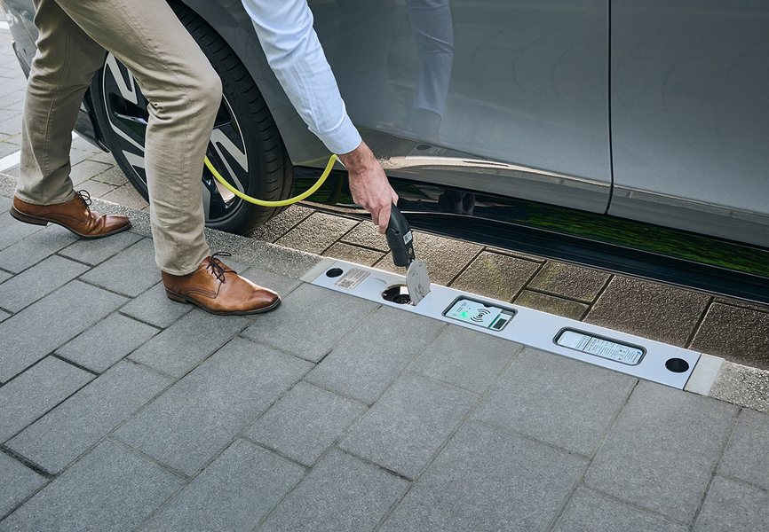 Nutzung eines Ladebordsteins zum intuitiven Laden eines E-Autos